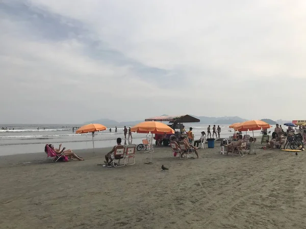 Pláži Santos Slunečného Dne Turisté Pláži Santos Dovolené Relaxaci Při — Stock fotografie
