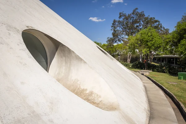 Edifício Oca, espaço de exposição no Parque Ibirapuera . — Fotografia de Stock