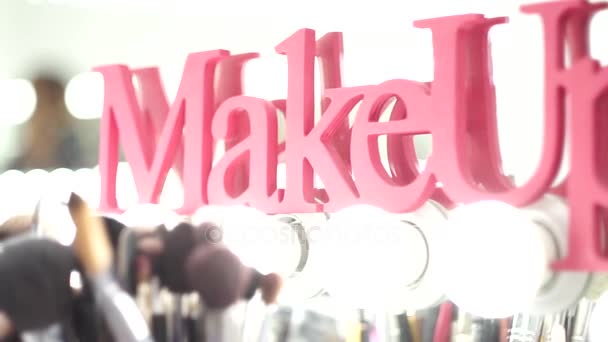 Кисти крупным планом и другие вещи для макияжа — стоковое видео
