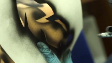 Airbrush vücut boyama stencil ile