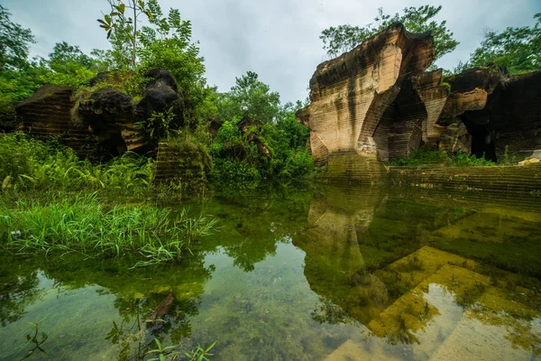 Naturaleza parque al aire libre con agua de estanque en la mina de piedra caliza colina antiguo lugar de trabajo en bukit kapur. indonesia — Foto de Stock