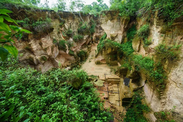 Naturaleza parque al aire libre con agua de estanque en la mina de piedra caliza colina antiguo lugar de trabajo en bukit kapur. indonesia — Foto de Stock