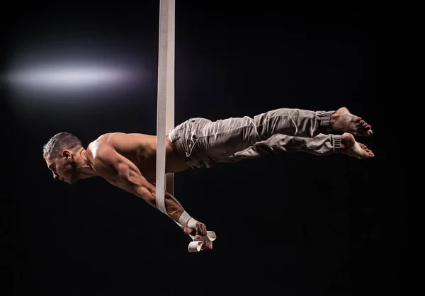 Καλλιτέχνης τσίρκου τον άνθρωπο εναέρια ιμάντες — Φωτογραφία Αρχείου