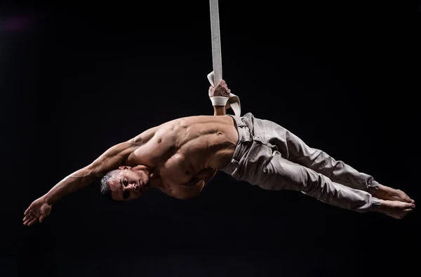 Artista de circo en las correas aéreas hombre — Foto de Stock
