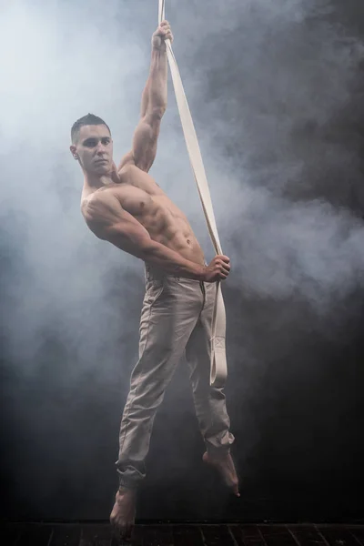 Artista de circo en las correas aéreas hombre — Foto de Stock