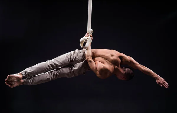 sirk sanatçısı hava askıları adam