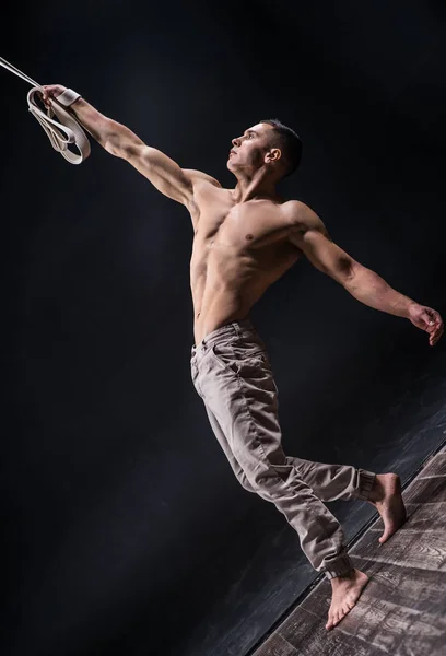 Circus artist op de luchtfoto bandjes man — Stockfoto