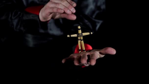 Poder mágico do pensamento levanta a boneca de palha em um fundo preto — Vídeo de Stock
