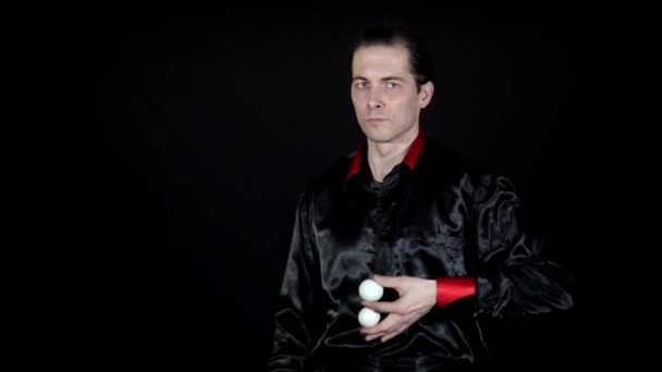 Het verschijnen en verdwijnen van witte parels in hun handen magiër — Stockvideo