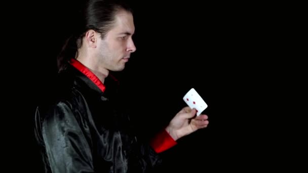 La tarjeta de desaparición y reaparición en manos de un mago — Vídeo de stock