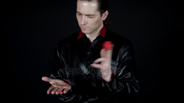 Het verdwijnen van de rode bal uit de handen van een goochelaar — Stockvideo
