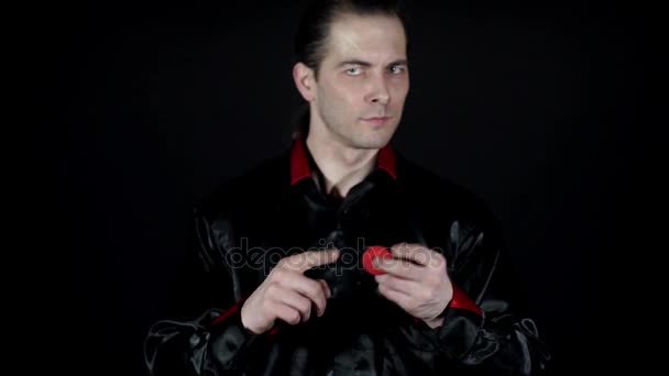 The disappearance of the red ball from the hands of a magician — Stock Video