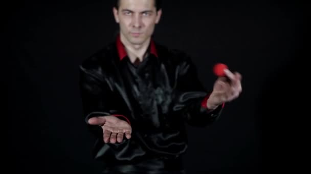 O desaparecimento da bola vermelha das mãos de um mágico — Vídeo de Stock