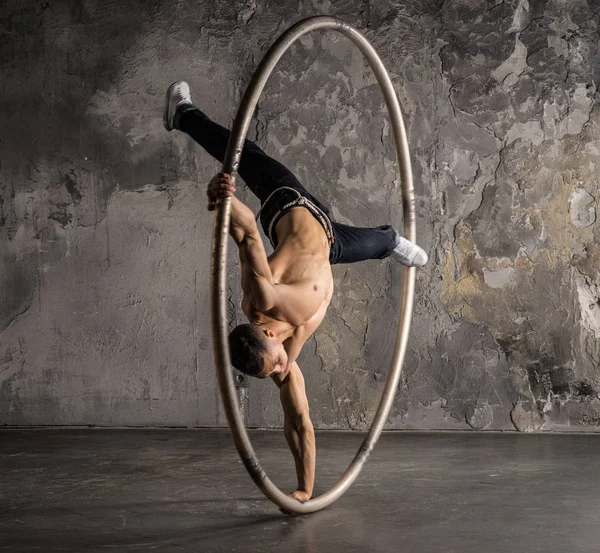 Circus artist in acyr wiel — Stockfoto