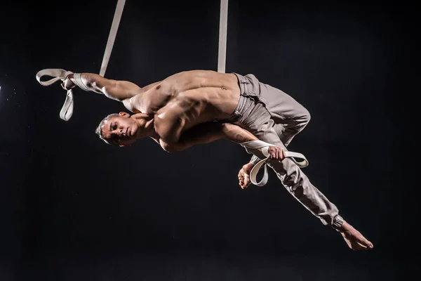 Circus artist op de luchtfoto bandjes man — Stockfoto