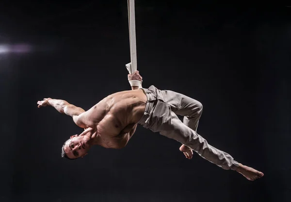 Artista de circo en las correas aéreas hombre — Foto de Stock