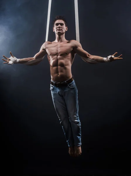 Circus artist op de luchtfoto bandjes man — Stockfoto