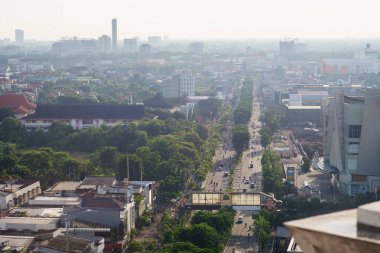 kuş görünümü şehir üzerinden üzerinde güneşin doğuşunu Surabaya, Endonezya