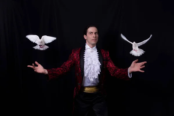 El mago con dos palomas blancas voladoras — Foto de Stock
