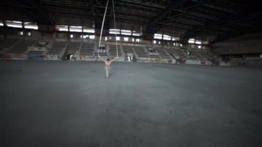 sirk sanatçısı üzerinde büyük terk edilmiş binada hava askıları