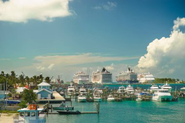 Dört dev cruise gemi üst üste Yatlar ön plan bir sürü Nassau limanında. Bahamalar