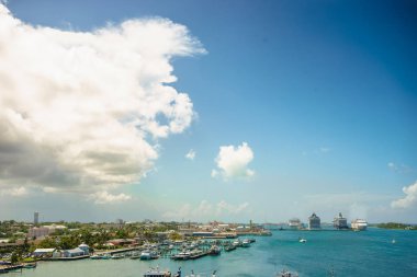 Dört dev cruise gemi üst üste Yatlar ön plan bir sürü Nassau limanında. Bahamalar