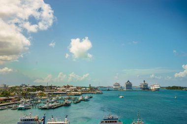 Dört dev cruise gemi üst üste Yatlar ön plan bir sürü Nassau limanında. Bahamalar