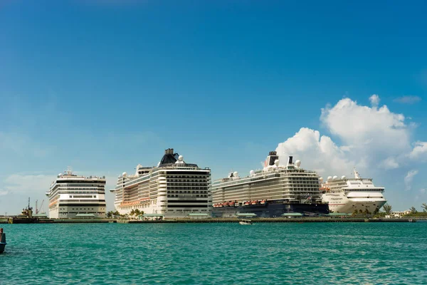 Čtyři obří výletní lodě v řadě v přístavu Nassau. Bahamy — Stock fotografie