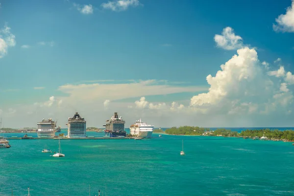 Dört dev cruise gemi üst üste Yatlar ön plan bir sürü Nassau limanında. Bahamalar