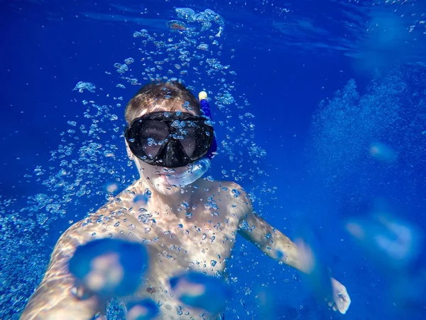 Selfie subacqueo grandangolare di nuotatore muscolare con un sacco di bulbo — Foto Stock