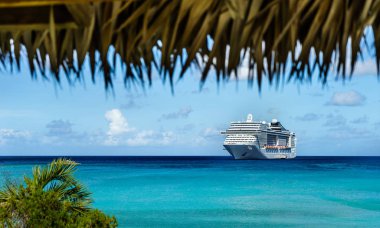 Cruise gemi kristal mavi su