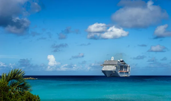 Cruiseschip in kristalhelder water — Stockfoto