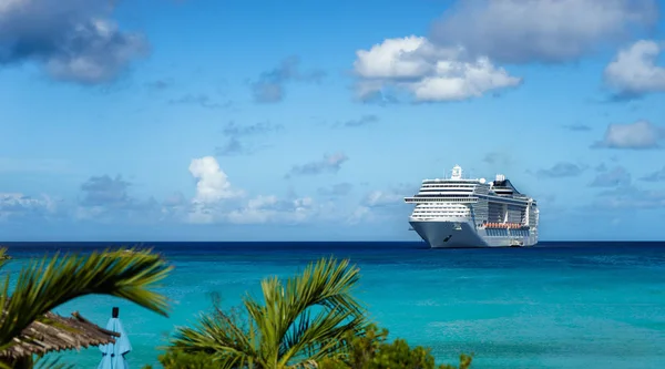 Cruiseschip in kristalhelder water — Stockfoto