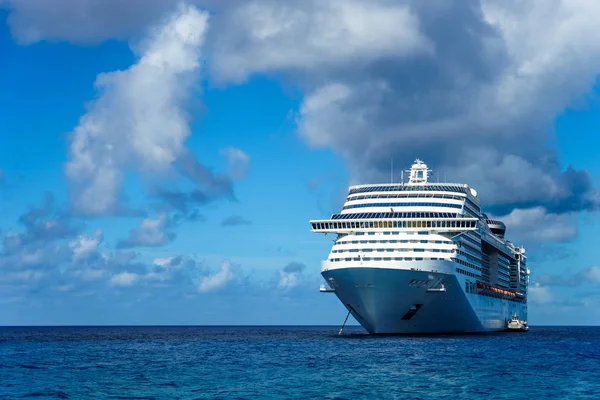 Cruise gemi kristal mavi su