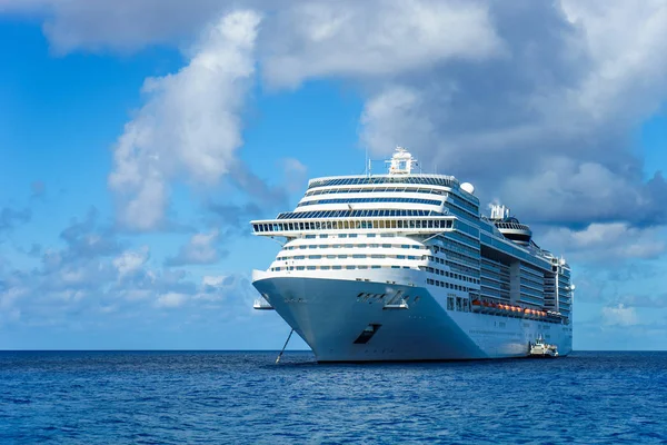 Cruiseschip in kristalhelder water — Stockfoto