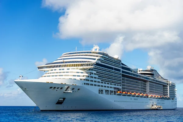 Cruiseschip in kristalhelder water — Stockfoto