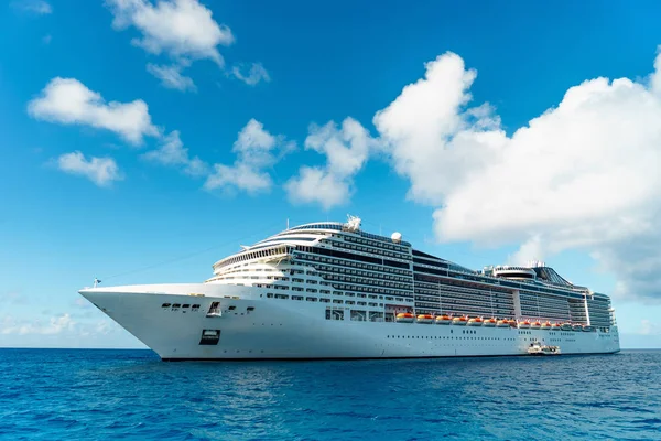 Bateau de croisière en eau cristalline bleue — Photo