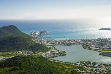 Philipsburg, Sint Maarten - bağlantı noktası ve dağ plaj görünümü