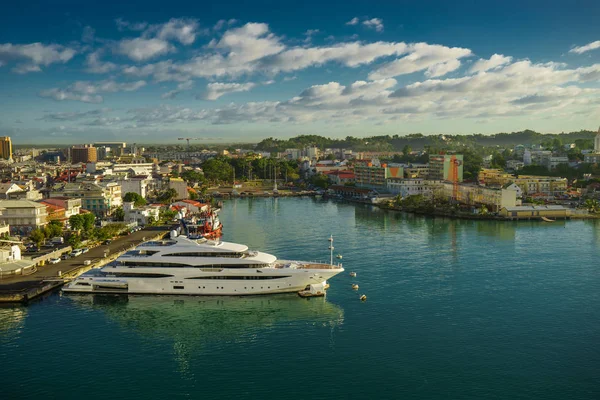 Büyük Motorlu tekne içinde bağlantı noktası, Pointe-a-Pitre, arka planda Guadeloupe güzel şehir ile