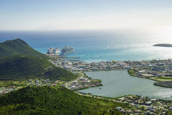 Philipsburg, Sint Maarten - bağlantı noktası ve dağ plaj görünümü
