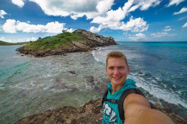 Yakışıklı turizm seyahat selfie Adası'nda alır.