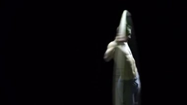 Cyr Wheel 'deki kaslı sirk sanatçısı ağır çekimde zor numaralar yapıyor. Konsantrasyon ve denge kavramı