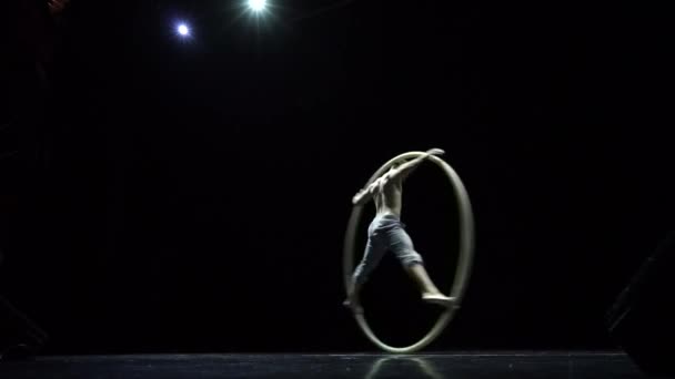 Spiercircus artiest in het Cyr Wheel doet moeilijke trucs slow motion. Concept van concentratie en evenwicht — Stockvideo
