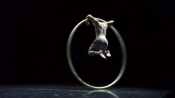 Artista circo muscolare nella Cyr Wheel facendo trucchi difficili rallentatore. Concetto di concentrazione ed equilibrio — Video Stock