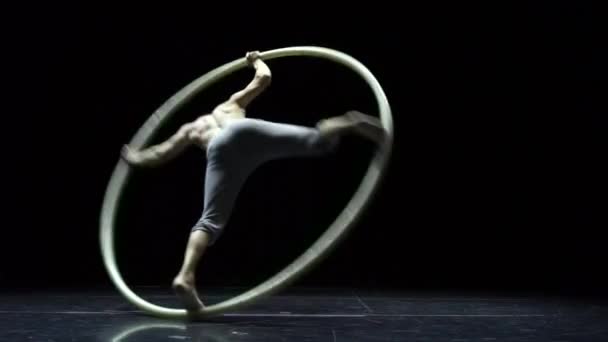 Artista de circo muscular na roda Cyr fazendo truques difíceis câmera lenta. Conceito de concentração e equilíbrio — Vídeo de Stock