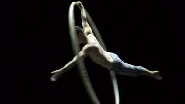 Cyr Wheel 'deki kaslı sirk sanatçısı ağır çekimde zor numaralar yapıyor. Konsantrasyon ve denge kavramı — Stok video