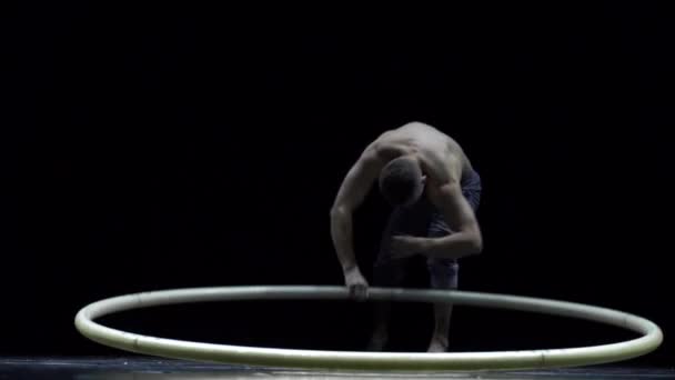 Мускулистый циркач в Сир-Колесе делает сложные трюки замедленной съемки. Концепция концентрации и баланса — стоковое видео