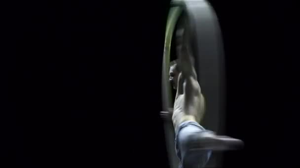 Mięśniowy artysta cyrkowy w Cyr Wheel robi trudne sztuczki zwolnione tempo. Pojęcie koncentracji i bilansu — Wideo stockowe