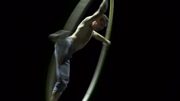 Artista de circo muscular na roda Cyr fazendo truques difíceis câmera lenta. Conceito de concentração e equilíbrio — Vídeo de Stock