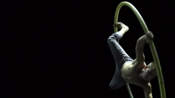 難しいトリックスローモーションを行うサイクルホイールの筋肉サーカスのアーティスト。濃度とバランスの概念 — ストック動画